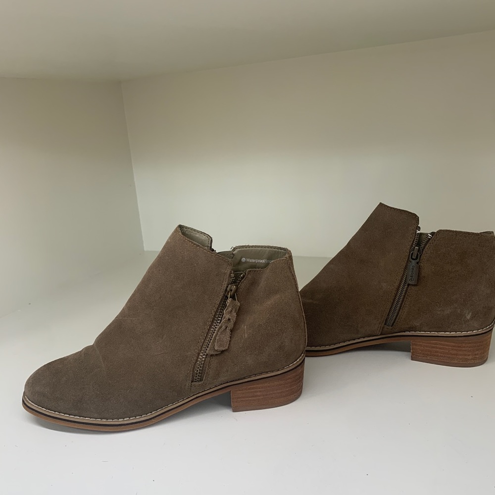 Blonde tan waterproof booties sz 9.5 GUC